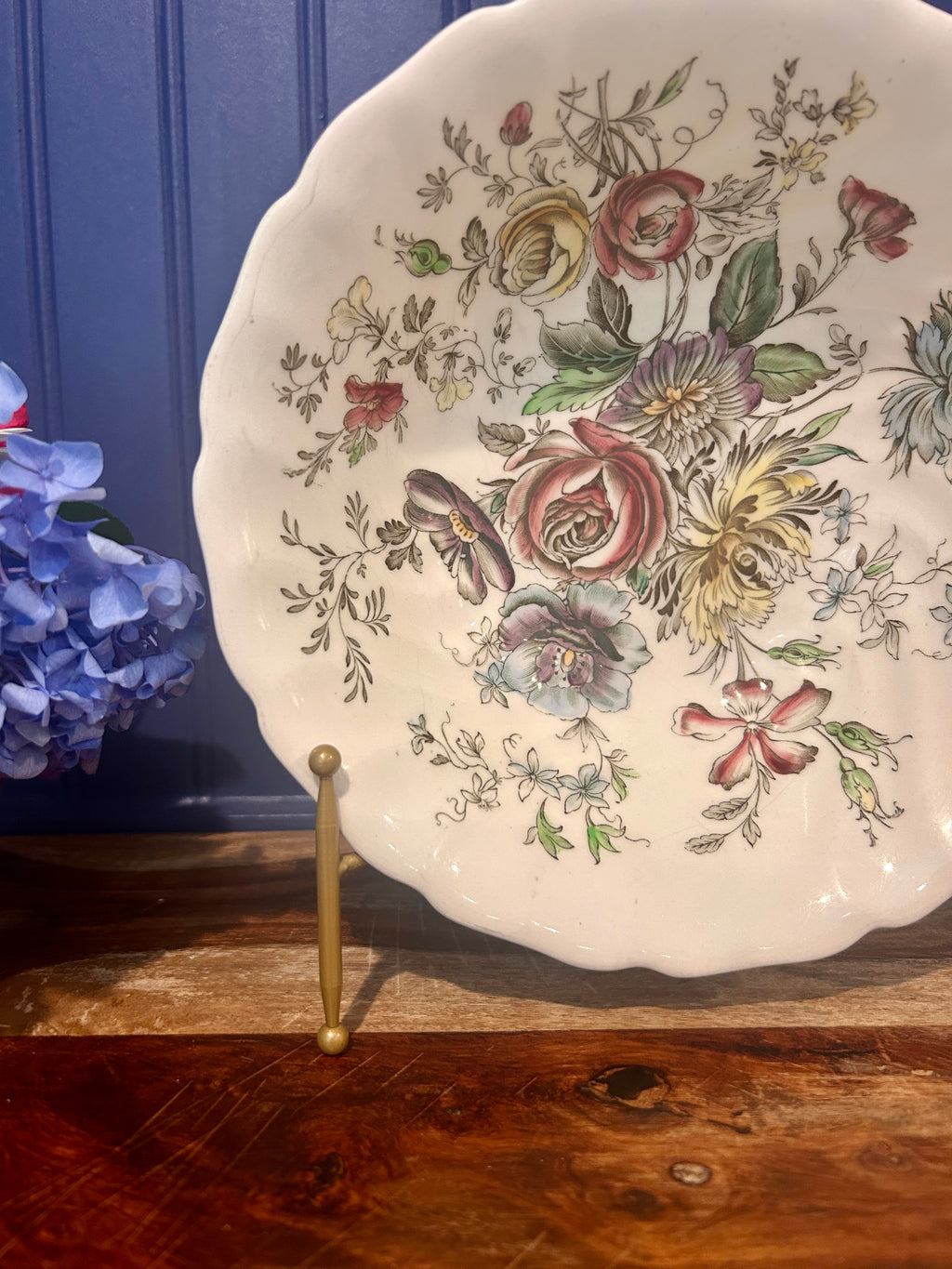 Vintage Johnson Brothers “Sheraton Floral Center” Ironstone Bowl